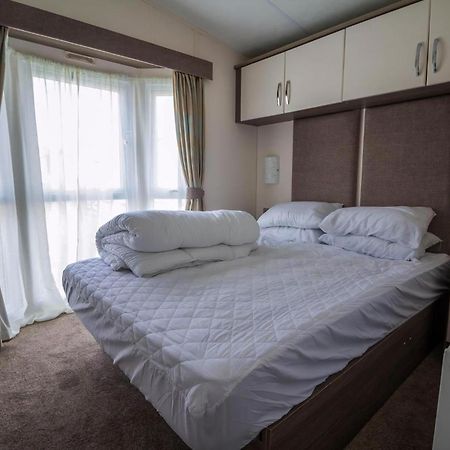 Modern 6 Berth Caravan At Highfield Grange In Essex Ref 26609P Clacton-on-Sea Extérieur photo