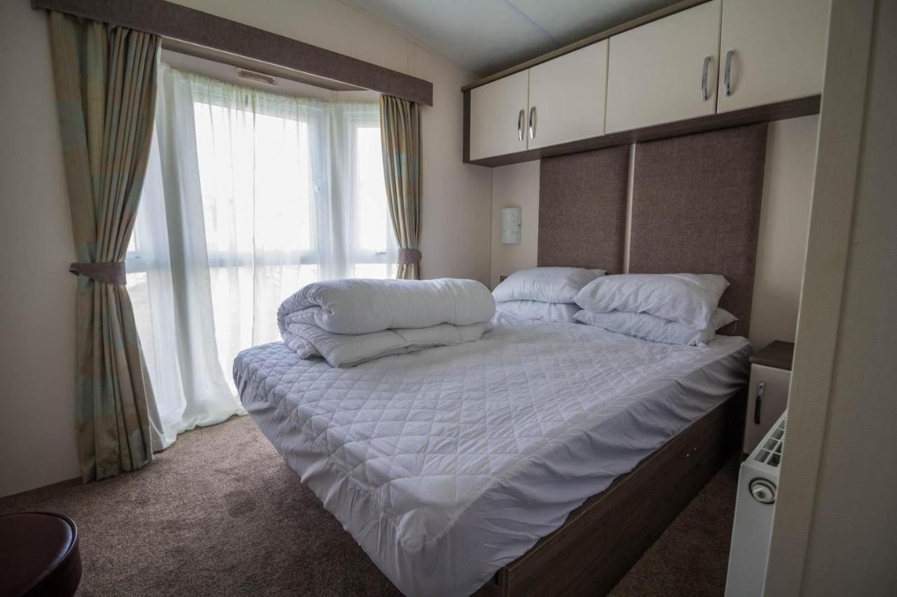 Modern 6 Berth Caravan At Highfield Grange In Essex Ref 26609P Clacton-on-Sea Extérieur photo