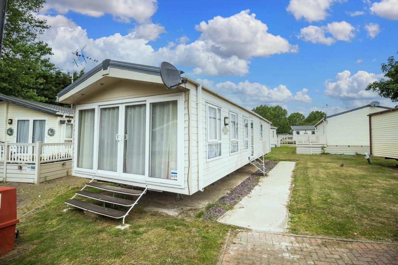 Modern 6 Berth Caravan At Highfield Grange In Essex Ref 26609P Clacton-on-Sea Extérieur photo