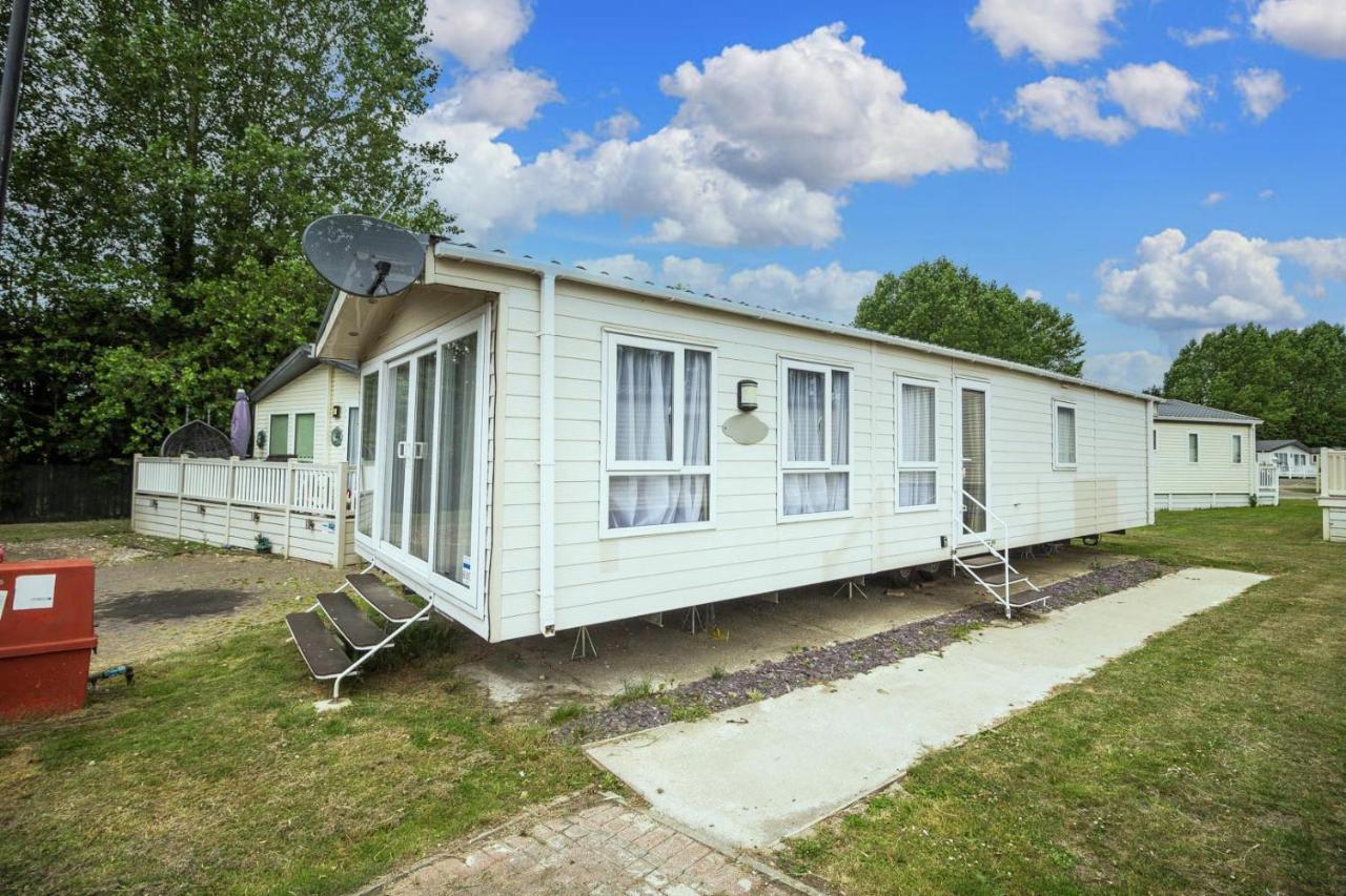 Modern 6 Berth Caravan At Highfield Grange In Essex Ref 26609P Clacton-on-Sea Extérieur photo