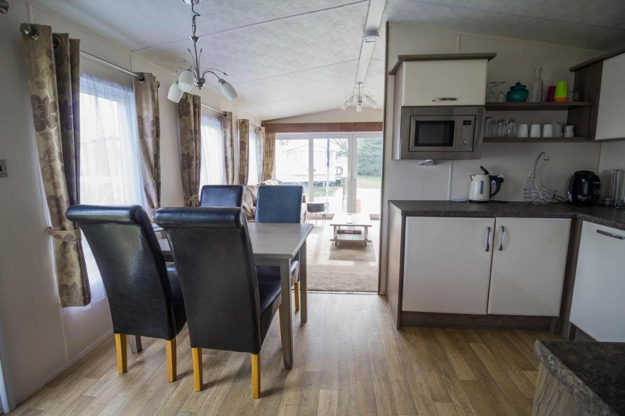 Modern 6 Berth Caravan At Highfield Grange In Essex Ref 26609P Clacton-on-Sea Extérieur photo