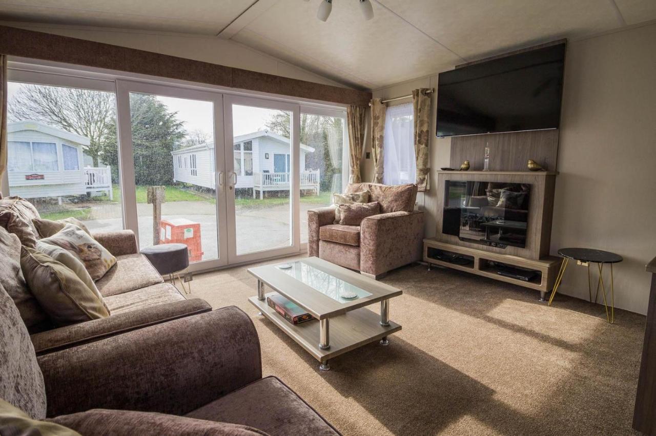 Modern 6 Berth Caravan At Highfield Grange In Essex Ref 26609P Clacton-on-Sea Extérieur photo