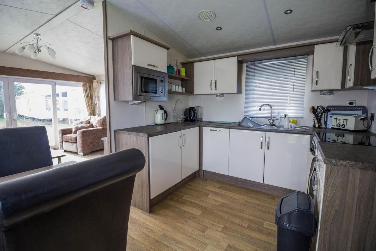 Modern 6 Berth Caravan At Highfield Grange In Essex Ref 26609P Clacton-on-Sea Extérieur photo
