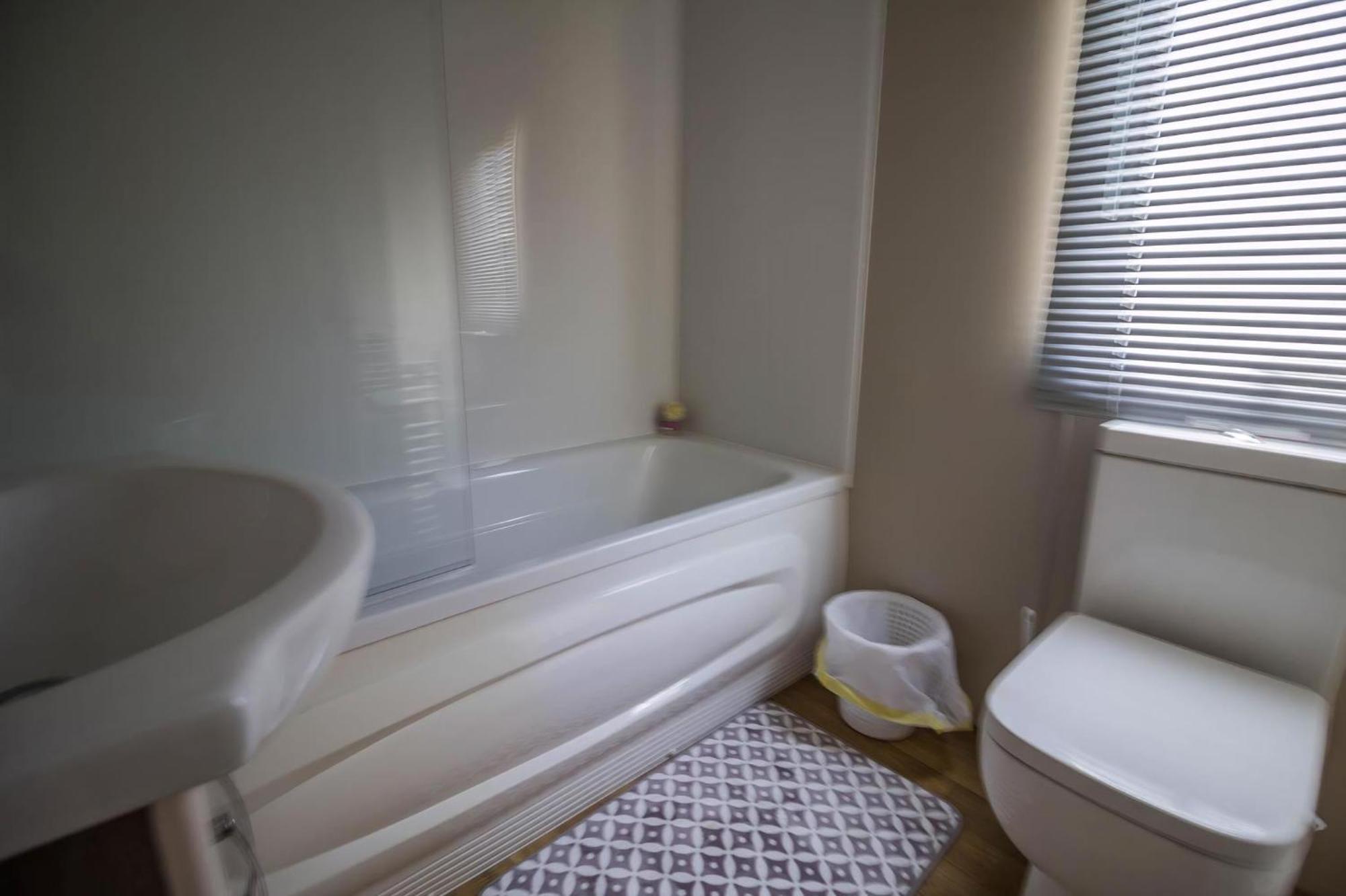 Modern 6 Berth Caravan At Highfield Grange In Essex Ref 26609P Clacton-on-Sea Extérieur photo