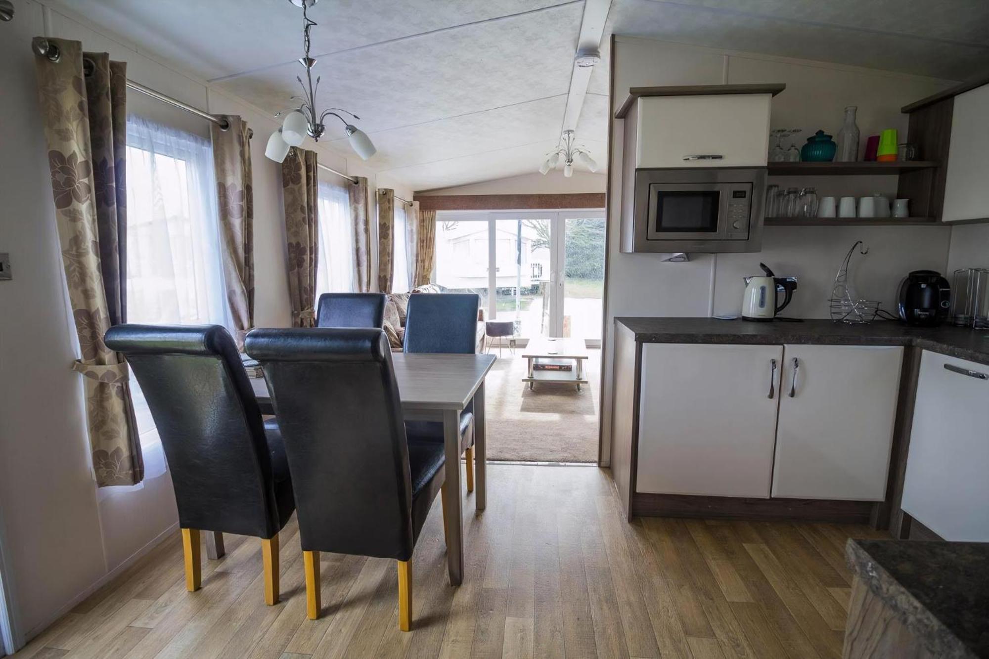 Modern 6 Berth Caravan At Highfield Grange In Essex Ref 26609P Clacton-on-Sea Extérieur photo
